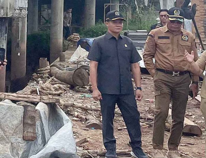 Anggota-Komisi-III-DPRD-Kapuas-Tinjau-Lokasi-Jembatan-Ambruk-768x588
