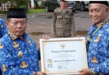 Bupati Kapuas Serahkan Penghargaan Sekolah Adiwiyata Tingkat Kabupaten Kapuas TA 2025