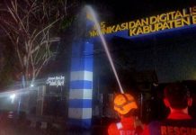 Kebakaran di Gapura Dinas Kominfosandi Barut, BPBD Damkar serta PLN Kerja Sama Padamkan Api