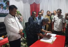 Bupati Seruyan Saksikan Penandatanganan MoU dan Penyerahan Simbolis Dana Talangan PT Musirawas Citra Harpindo kepada Koperasi Telaga Ringgit Harapan Desa Terawan